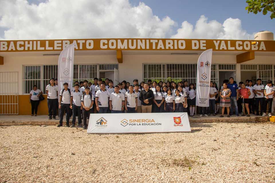 nuevo mobiliario para telebachilleratos en Valladolid, Yucatán, Alfredo Fernández