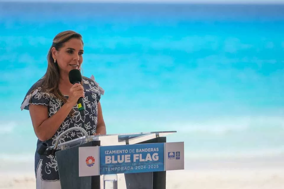 Izamiento de banderas blue flag en Cancun