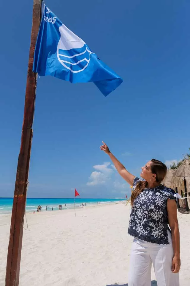 Mara Lezama realizó el izamiento de banderas Blue Flag en Cancún